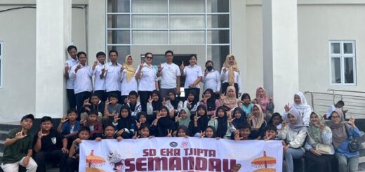 Foto Bersama Dinas Perpustakaan dan SD Eka Tjipta Semandau