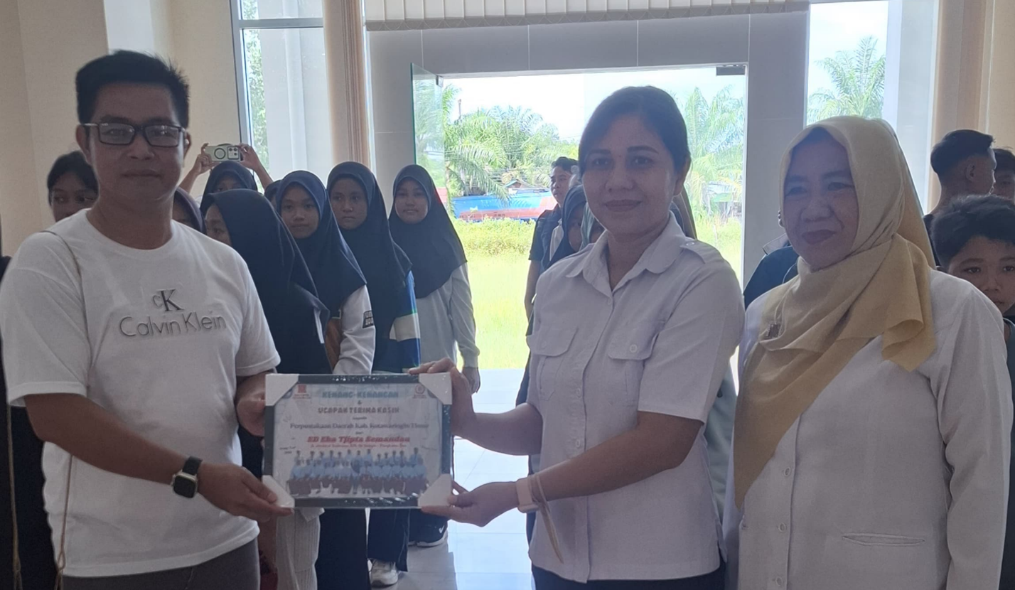 sekolah memberikan cinderamata kepada Dinas Perpustakaan