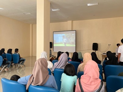menonton video edukatif di ruang teater mini milik perpustakaan